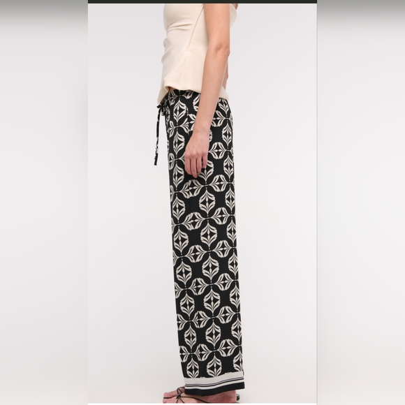 NWT ABERCROMBIE Drapey Wide Leg Pull On Pants Size Small Short Black And Ivory - Picture 3 of 9